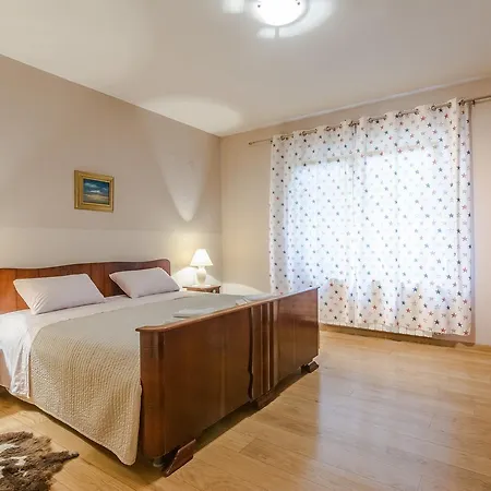 Apartment Jeger